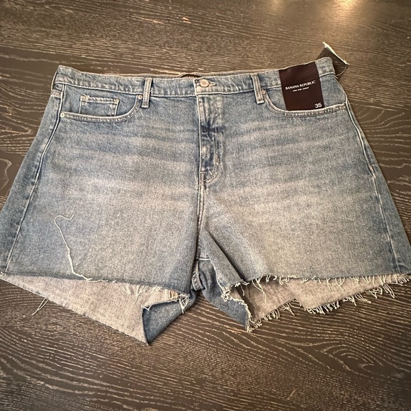 BANANA Republic Mid Rise, Light Wash Denim Shorts with Frayed Hem, Size 20. - Picture 1 of 10
